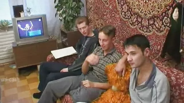 เงี่ยนสีน้ำตาลในแว่นตา คลิป วีดีโอ เอ็ ก mgives blowjob บนโซฟา