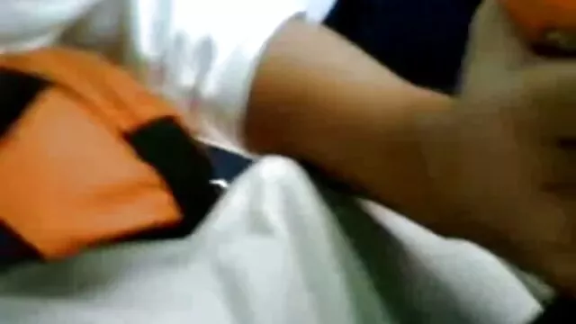 Violet ดู วิดีโอ โป้ wanker ที่น่ากลัวใช้ dildo เพื่อกระตุ้น clit ของเธอ