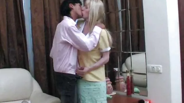 Whorish blowlerina Natasha Nice วีดีโอ โป๊ ๆ ให้ blowjob กับหมอนวด