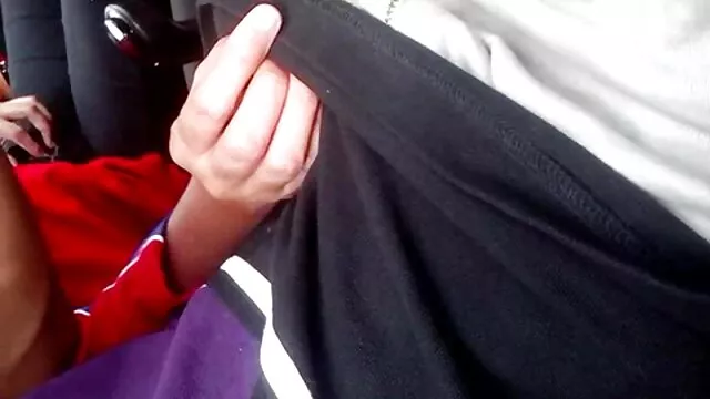 Cheeky ค ลิบ วิดีโอ โป๊ slut คาเมรอนกำลังแหย่หีของเธอด้วยเซ็กส์ทอย car